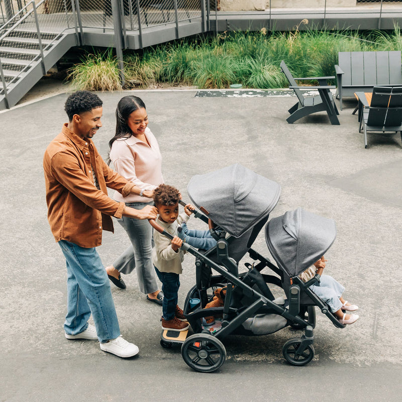 Mom and dad push 3 kids in UPPAbaby VISTA V3 Stroller - GREYSON (Charcoal Melange)